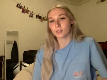 girl cam petiteblondie13 image #4623329